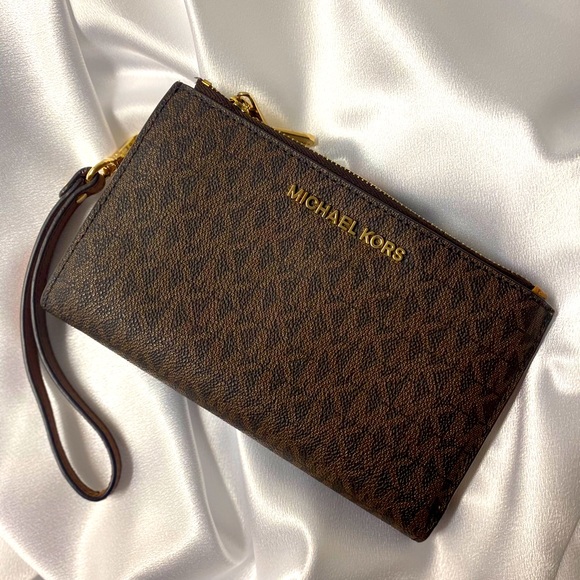 Michael Kors Handbags - ✨Micheal Kors Wallet✨
